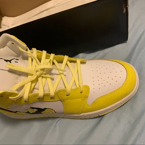 -Air Jordan 1 Mid SE GS 'Rose Patch - Dynamic Yellow'-Size 7 grade school